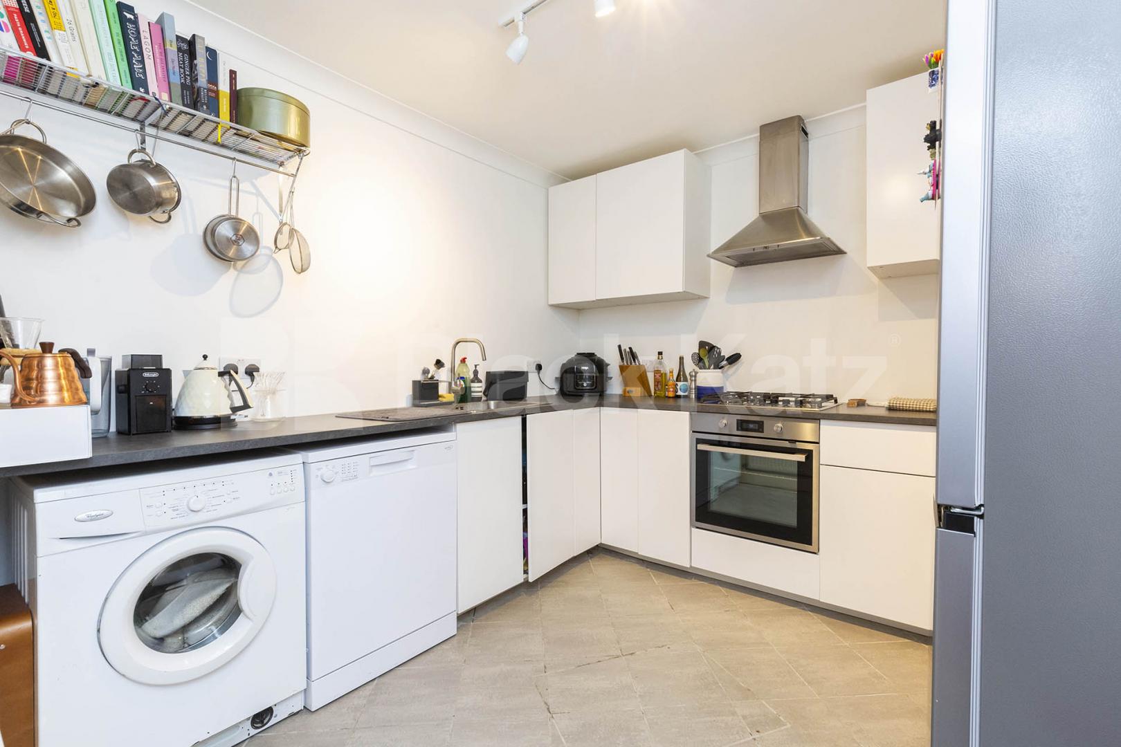 Stunning spacious two bed garden flat within a period house by Regents Park. Oval Road, Regents Park / Camden 